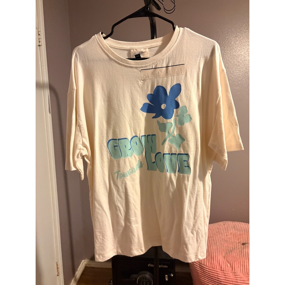 Universal Threads TShirt "Grow Towards Love"‎ Sz L